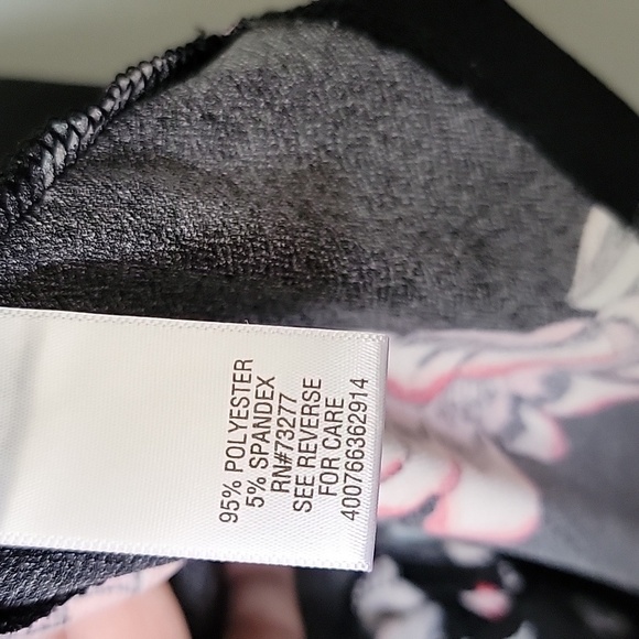 Candies Feminine black floral twist bottom short sleeve stretch top 2X - Picture 4 of 5